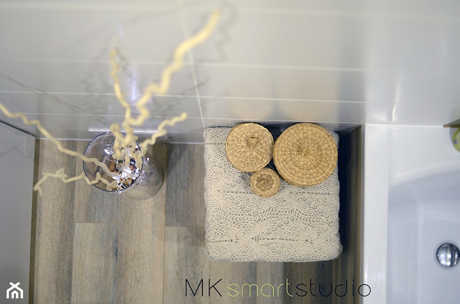 Od projektu do realizacji łazienki w stylu skandynawskiej - Mała na poddaszu bez okna łazienka, styl skandynawski - zdjęcie od MKsmartstudio