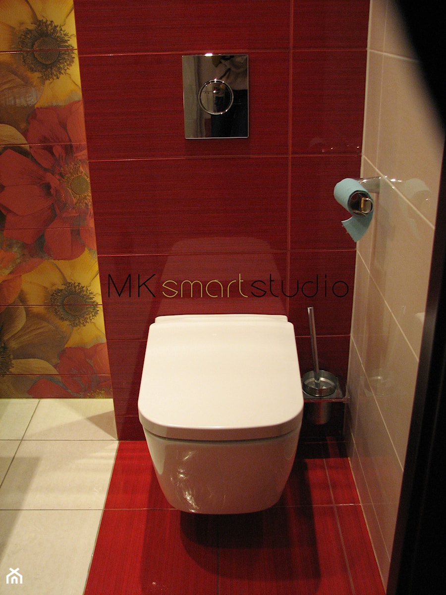 Od projektu do realizacji łazienki w kolorze intensywnej czerwieni - Mała na poddaszu bez okna łazienka, styl nowoczesny - zdjęcie od MKsmartstudio