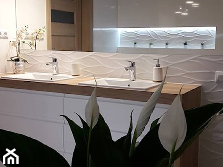 Aranżacje wnętrz - Łazienka: Realizacja pięknej i nowoczesnej łazienki w stylu skandynawskim - MKsmartstudio. Przeglądaj, dodawaj i zapisuj najlepsze zdjęcia, pomysły i inspiracje designerskie. W bazie mamy już prawie milion fotografii!
