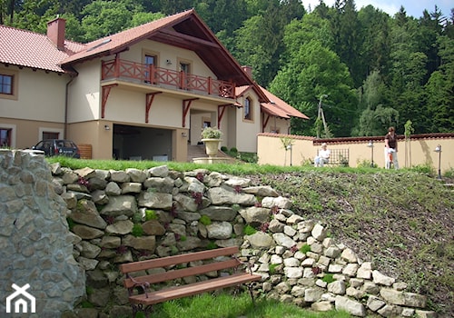 OGRÓD POD LASEM - BIELSKO-BIAŁA - Duży z kamienną nawierzchnią ogród przed domem - zdjęcie od RobimyOgrod