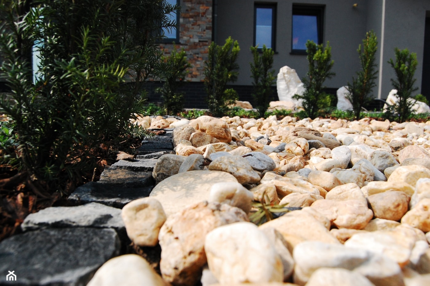 PROJEKTOWANIE OGRODU CIESZYN - Średni z kamienną nawierzchnią ogród - zdjęcie od RobimyOgrod - Homebook