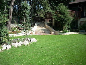 PROJEKTOWANIE OGRODU PSZCZYNA - Duży z kamienną nawierzchnią ogród za domem, styl tradycyjny - zdjęcie od RobimyOgrod