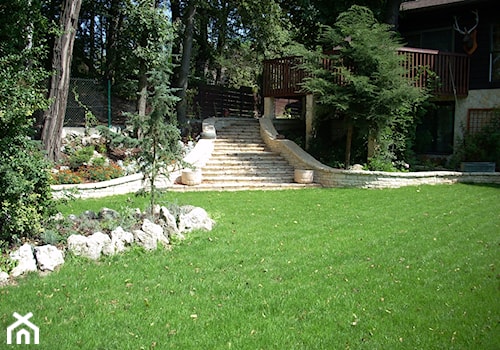 PROJEKTOWANIE OGRODU PSZCZYNA - Duży z kamienną nawierzchnią ogród za domem, styl tradycyjny - zdjęcie od RobimyOgrod