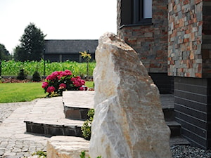 PROJEKTOWANIE OGRODU CIESZYN - Średni z kamienną nawierzchnią ogród przed domem - zdjęcie od RobimyOgrod