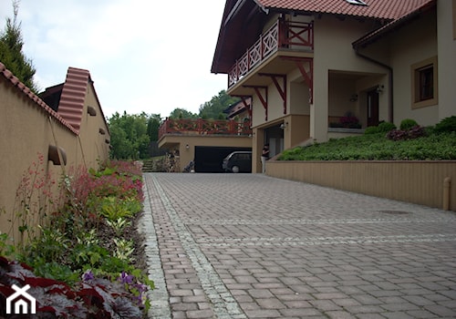 OGRÓD POD LASEM - BIELSKO-BIAŁA - Duży z nawierzchnią pokrytą kostką brukową ogród przed domem - zdjęcie od RobimyOgrod