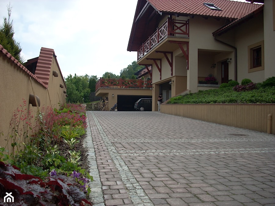 OGRÓD POD LASEM - BIELSKO-BIAŁA - Duży z nawierzchnią pokrytą kostką brukową ogród przed domem - zdjęcie od RobimyOgrod