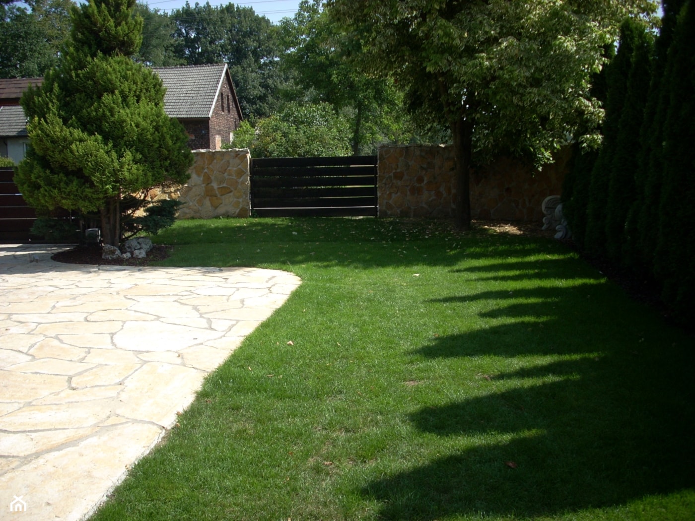 PROJEKTOWANIE OGRODU PSZCZYNA - Średni z kamienną nawierzchnią ogród przed domem - zdjęcie od RobimyOgrod - Homebook