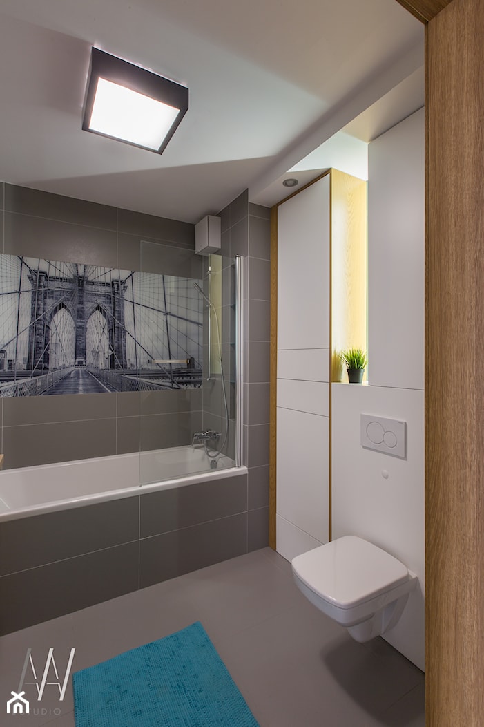 Trójkąty i tramwaje - Mała na poddaszu bez okna z marmurową podłogą łazienka, styl nowoczesny - zdjęcie od AAW studio - Homebook