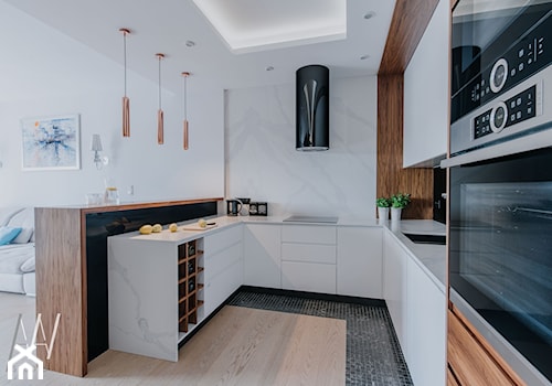 NOWOJORSKI KLIMAT - Średnia otwarta z salonem biała czarna z zabudowaną lodówką z podblatowym zlewozmywakiem kuchnia w kształcie litery u, styl nowoczesny - zdjęcie od AAW studio
