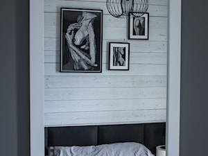 Naturalnie Nowocześnie - Mała biała szara sypialnia, styl nowoczesny - zdjęcie od AAW studio
