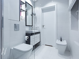 Ponadczasowa elegancja - Średnia z punktowym oświetleniem łazienka z oknem, styl glamour - zdjęcie od AAW studio