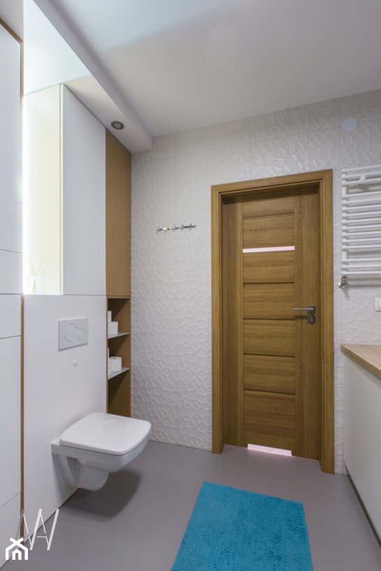 Trójkąty i tramwaje - Mała na poddaszu bez okna łazienka, styl nowoczesny - zdjęcie od AAW studio - Homebook