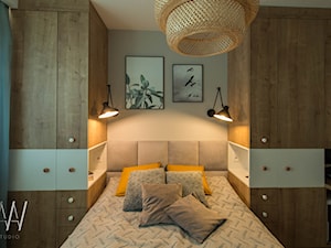 BOHO SPOKO, EKLEKTYCZNIE - Mała szara z biurkiem sypialnia, styl nowoczesny - zdjęcie od AAW studio