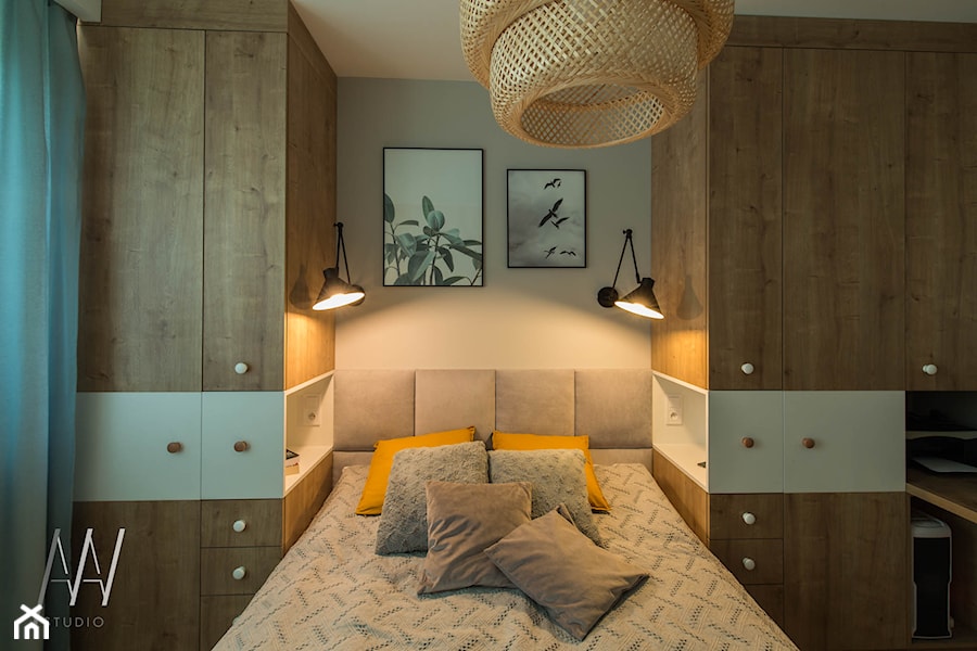 BOHO SPOKO, EKLEKTYCZNIE - Mała szara z biurkiem sypialnia, styl nowoczesny - zdjęcie od AAW studio