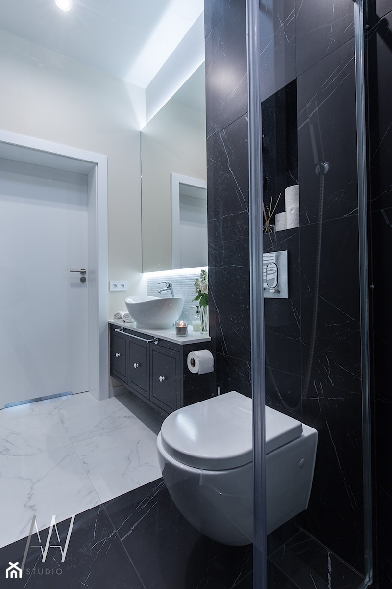 Ponadczasowa elegancja - Średnia bez okna z lustrem z marmurową podłogą z punktowym oświetleniem łazienka, styl glamour - zdjęcie od AAW studio