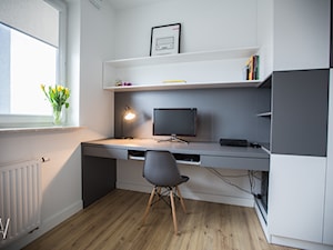 Naturalnie Nowocześnie - Małe z zabudowanym biurkiem białe szare biuro, styl nowoczesny - zdjęcie od AAW studio