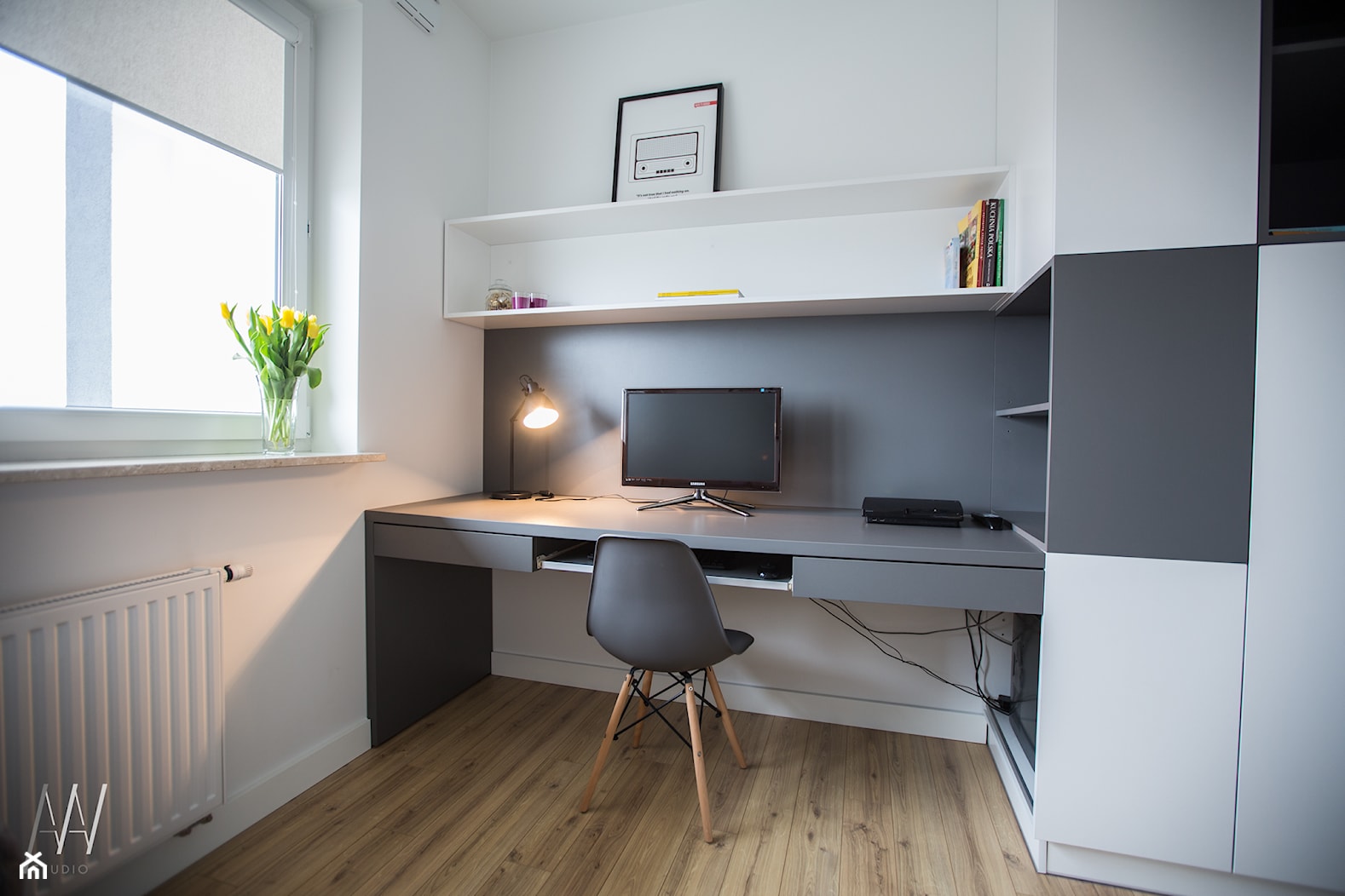 Naturalnie Nowocześnie - Małe z zabudowanym biurkiem białe szare biuro, styl nowoczesny - zdjęcie od AAW studio - Homebook