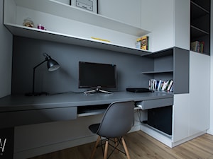 Naturalnie Nowocześnie - Małe z zabudowanym biurkiem białe biuro, styl nowoczesny - zdjęcie od AAW studio