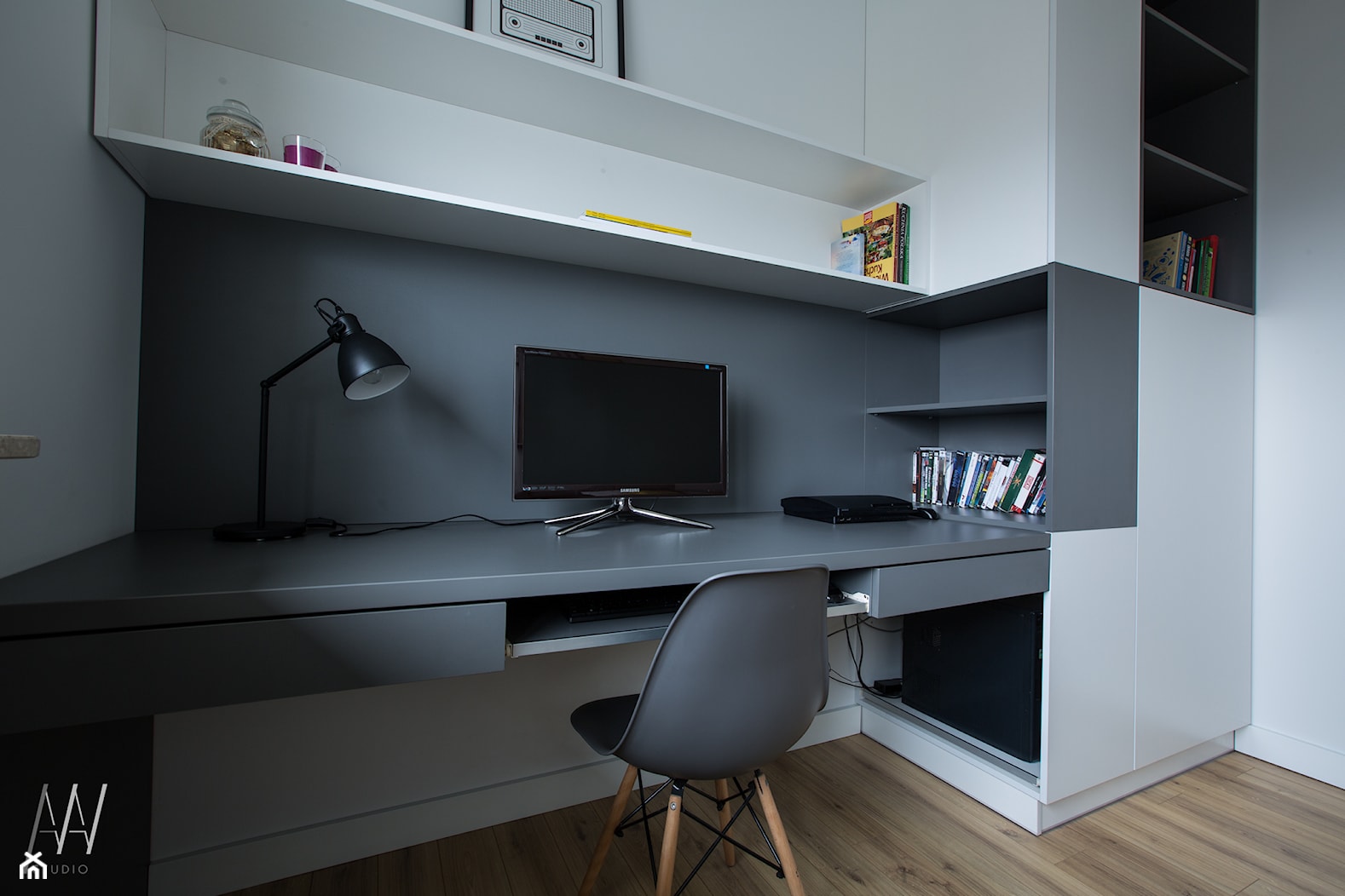 Naturalnie Nowocześnie - Małe z zabudowanym biurkiem białe biuro, styl nowoczesny - zdjęcie od AAW studio - Homebook