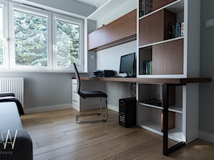 Ponadczasowa elegancja - Małe w osobnym pomieszczeniu z sofą z zabudowanym biurkiem szare biuro, styl nowoczesny - zdjęcie od AAW studio