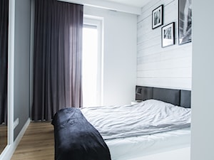 Naturalnie Nowocześnie - Średnia biała szara sypialnia, styl nowoczesny - zdjęcie od AAW studio