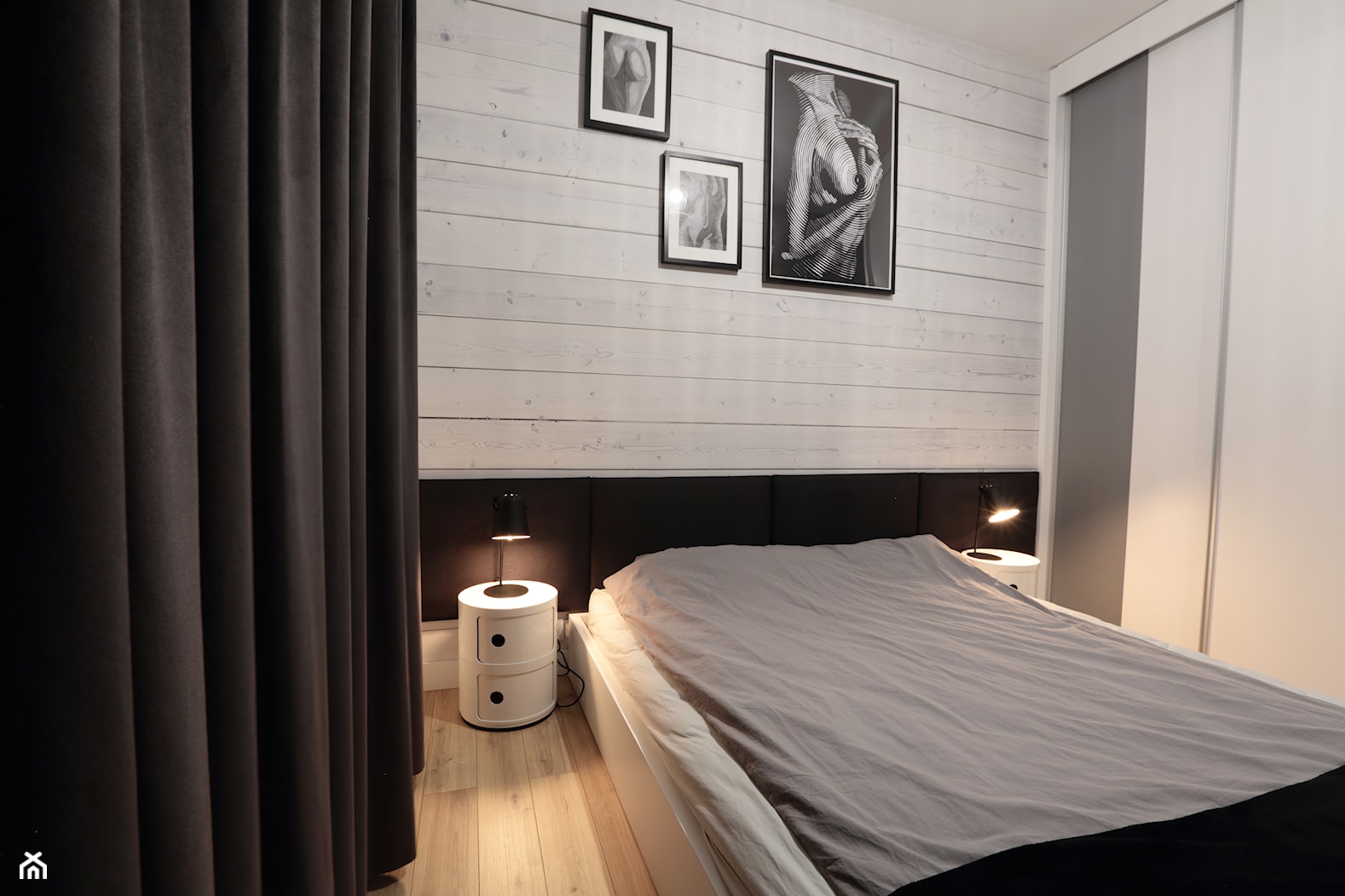 Naturalnie Nowocześnie - Średnia biała czarna z panelami tapicerowanymi sypialnia, styl nowoczesny - zdjęcie od AAW studio - Homebook