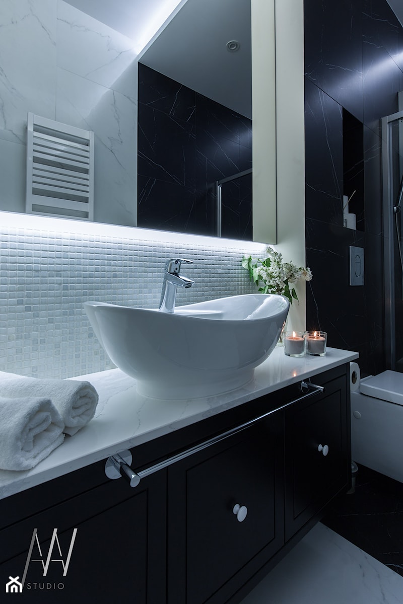 Ponadczasowa elegancja - Mała bez okna z lustrem z marmurową podłogą z punktowym oświetleniem łazienka, styl glamour - zdjęcie od AAW studio