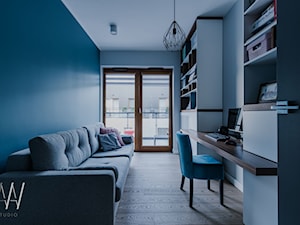 NOWOJORSKI KLIMAT - Średnie w osobnym pomieszczeniu z sofą z zabudowanym biurkiem białe turkusowe biuro, styl glamour - zdjęcie od AAW studio