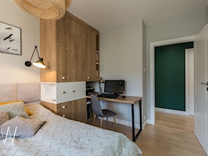 BOHO SPOKO, EKLEKTYCZNIE - Średnia szara z biurkiem sypialnia, styl nowoczesny - zdjęcie od AAW studio