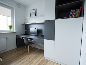 Naturalnie Nowocześnie - Średnie z zabudowanym biurkiem białe biuro, styl nowoczesny - zdjęcie od AAW studio