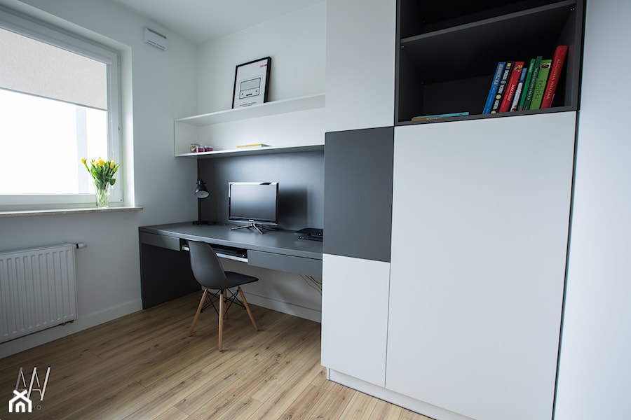 Naturalnie Nowocześnie - Średnie z zabudowanym biurkiem białe biuro, styl nowoczesny - zdjęcie od AAW studio