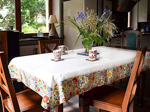 Średnia biała jadalnia w kuchni, styl rustykalny - zdjęcie od kokofolk