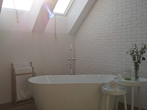 Łazienka na poddaszu własnego projektu - Mała na poddaszu łazienka z oknem, styl rustykalny - zdjęcie od kamila-kucharska 3
