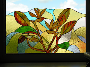 Witraż wypełniający część okna z ornamentem kwiatowym - zdjęcie od nifinn