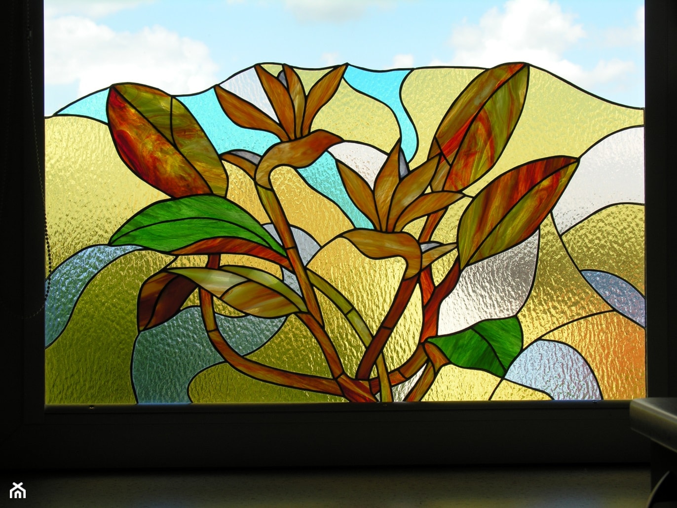 Witraż wypełniający część okna z ornamentem kwiatowym - zdjęcie od nifinn - Homebook