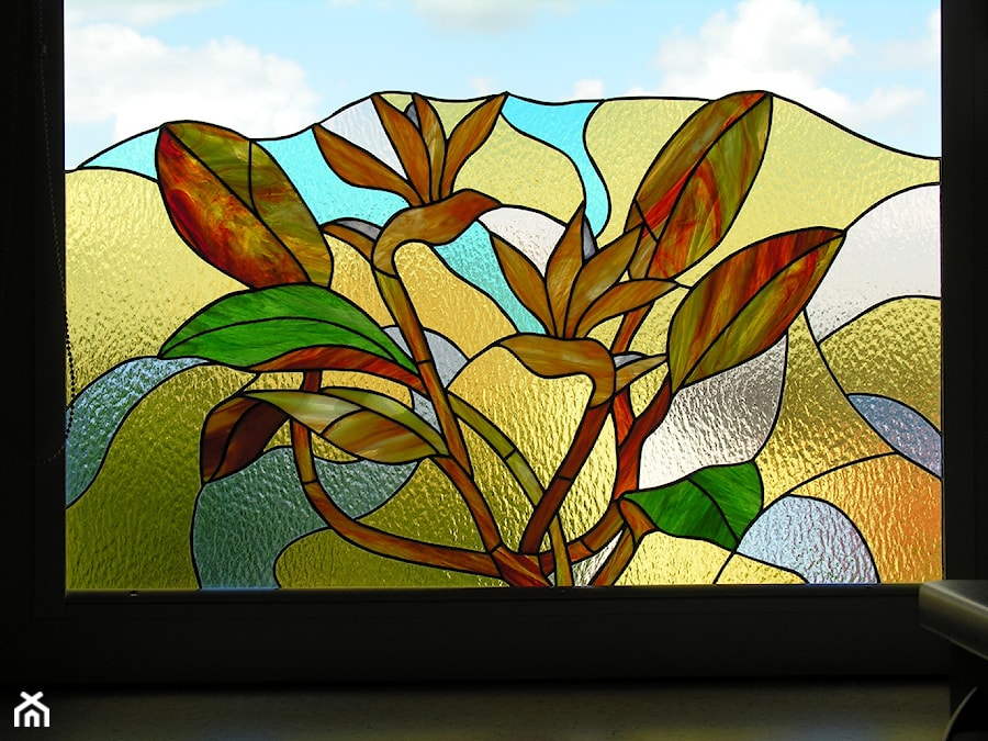 Witraż wypełniający część okna z ornamentem kwiatowym - zdjęcie od nifinn