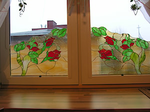 Witraż wypełniający część okna z ornamentem roślinnym - zdjęcie od nifinn