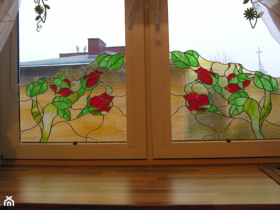 Witraż wypełniający część okna z ornamentem roślinnym - zdjęcie od nifinn