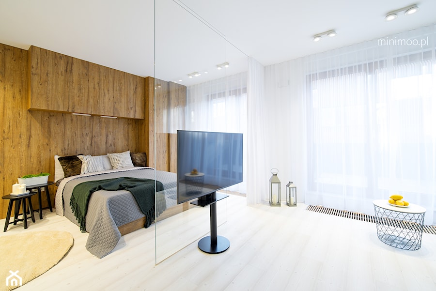 Apartament w Browarze Lubicz w Krakowie - Średnia biała sypialnia z balkonem / tarasem, styl minimalistyczny - zdjęcie od MINIMOO Architektura Wnętrz