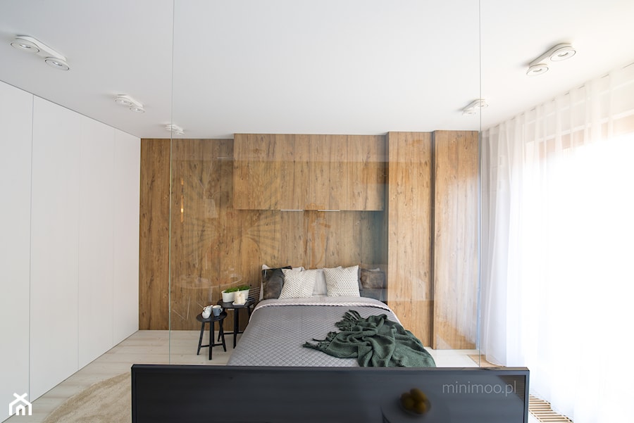Apartament w Browarze Lubicz w Krakowie - Średnia biała brązowa sypialnia, styl minimalistyczny - zdjęcie od MINIMOO Architektura Wnętrz