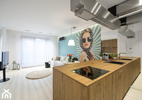 Apartament w Browarze Lubicz w Krakowie - Średnia otwarta z salonem z zabudowaną lodówką z nablatowym zlewozmywakiem kuchnia jednorzędowa z wyspą lub półwyspem, styl minimalistyczny - zdjęcie od MINIMOO Architektura Wnętrz