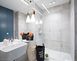 Apartament w Browarze Lubicz w Krakowie - Mała biała niebieska łazienka na poddaszu w bloku w domu j ... - zdjęcie od MINIMOO Architektura Wnętrz - Homebook
