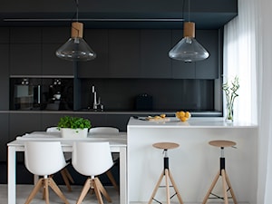 Apartament w Krakowie 2 - Mała biała czarna jadalnia w kuchni, styl minimalistyczny - zdjęcie od MINIMOO Architektura Wnętrz