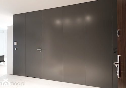 Apartament w Krakowie 2 - Średni biały czarny hol / przedpokój, styl minimalistyczny - zdjęcie od MINIMOO Architektura Wnętrz