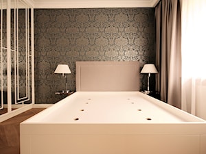 Mała czarna szara sypialnia, styl glamour - zdjęcie od MooNooDesign