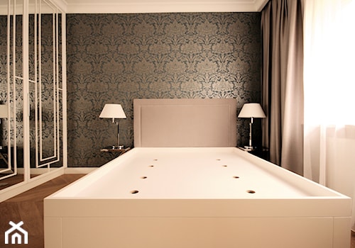 Mała czarna szara sypialnia, styl glamour - zdjęcie od MooNooDesign