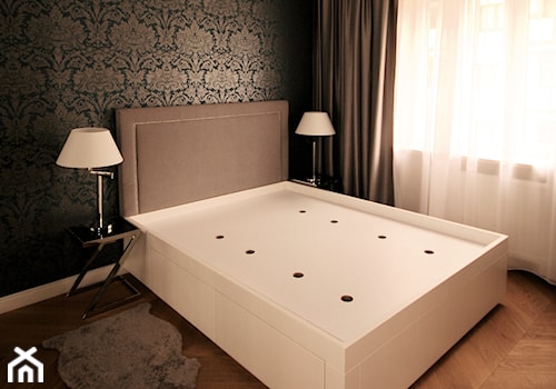 Mała biała czarna sypialnia, styl glamour - zdjęcie od MooNooDesign