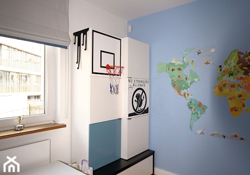 Średni biały niebieski pokój dziecka dla dziecka dla nastolatka dla chłopca dla dziewczynki, styl skandynawski - zdjęcie od MooNooDesign