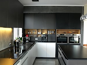 Średnia otwarta szara z zabudowaną lodówką kuchnia w kształcie litery l z wyspą lub półwyspem z oknem, styl nowoczesny - zdjęcie od katarzyna-heydrich