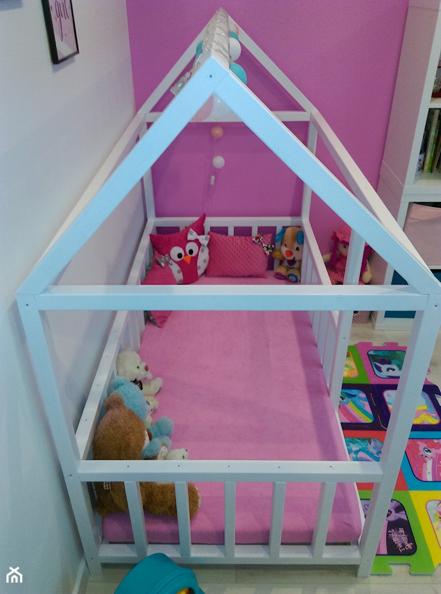 Mieszkanie Katowice-Kostuchna - Mały różowy szary pokój dziecka dla niemowlaka dla dziecka dla dziewczynki, styl skandynawski - zdjęcie od FUH Jordan